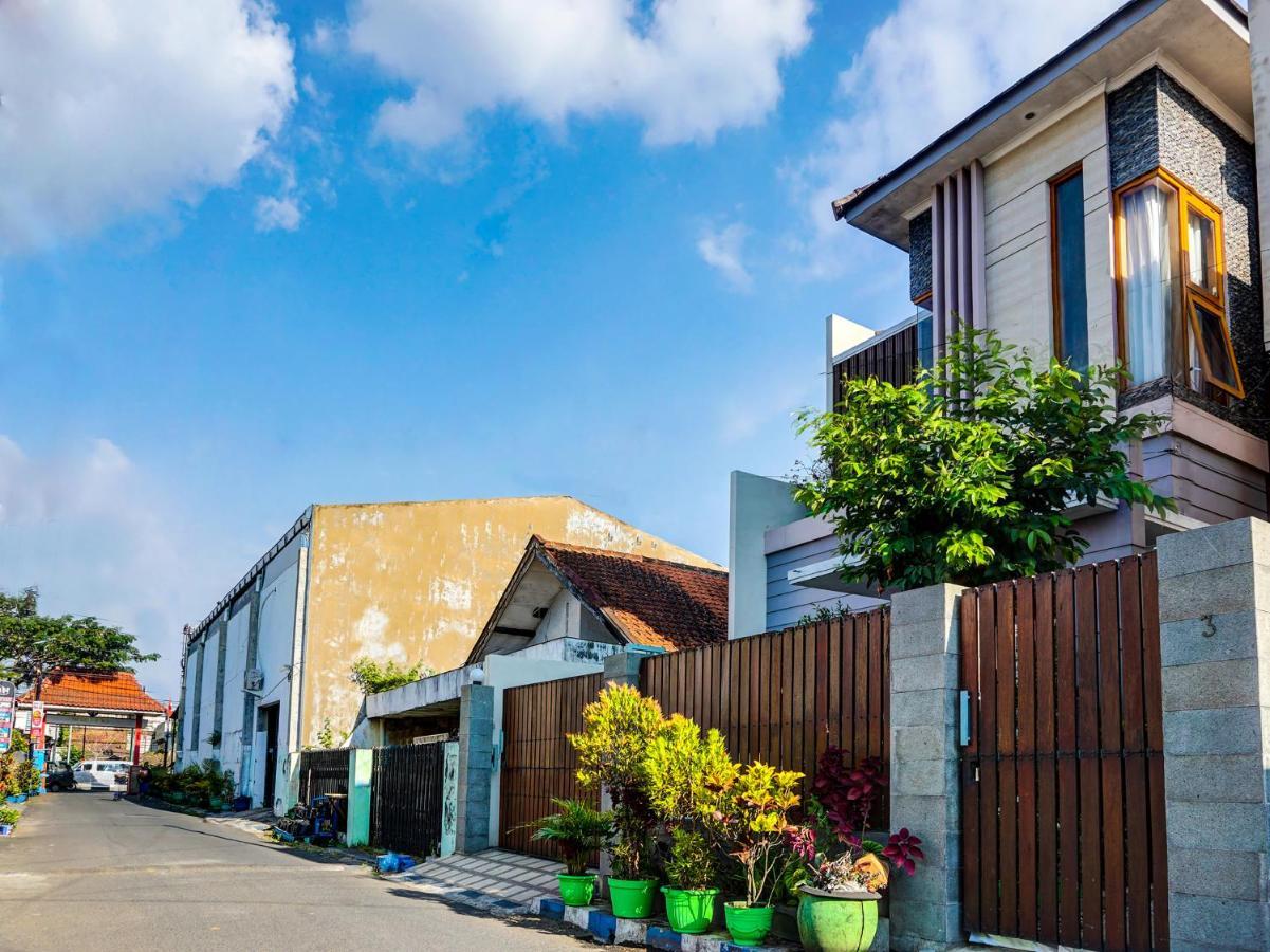 ホテル Spot On 91530 Sumpil Syariah マラン エクステリア 写真